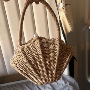 Shell-Shaped Woven Handbag - Tan